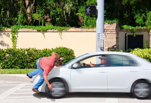 Kollision Auto Mit Einem Die Fahrbahn überquerenden Fußgänger